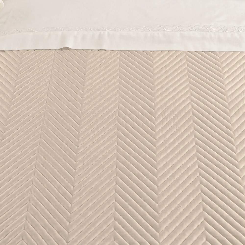 Trapuntino matrimoniale Continental Caleffi in raso di puro cotone. Variante di colore sabbia (beige). La trapunta primaverile Continental, in tinta unita, è caratterizzata da una particolare trapuntatura geometrica e moderna, ed è perfetta per essere utilizzata nelle serate primaverili e autunnali. dettaglio trapuntatura.