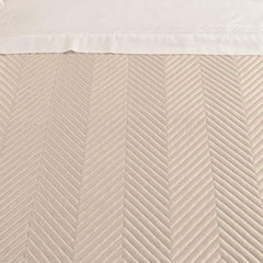 Trapuntino matrimoniale Continental Caleffi in raso di puro cotone. Variante di colore sabbia (beige). La trapunta primaverile Continental, in tinta unita, è caratterizzata da una particolare trapuntatura geometrica e moderna, ed è perfetta per essere utilizzata nelle serate primaverili e autunnali. dettaglio trapuntatura.