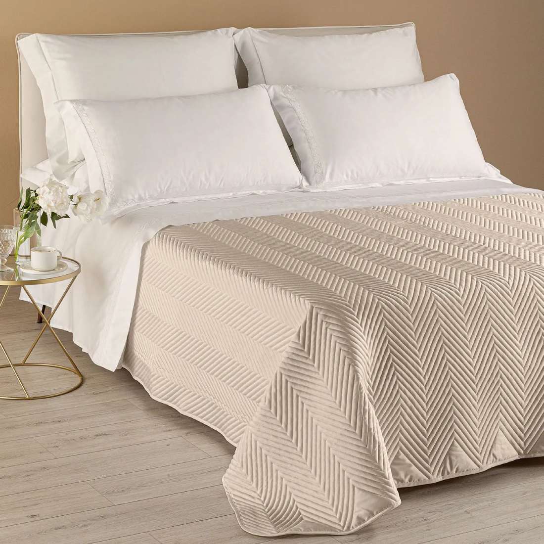 Trapuntino matrimoniale Continental Caleffi in raso di puro cotone. Variante di colore sabbia (beige). La trapunta primaverile Continental, in tinta unita, è caratterizzata da una particolare trapuntatura geometrica e moderna, ed è perfetta per essere utilizzata nelle serate primaverili e autunnali.