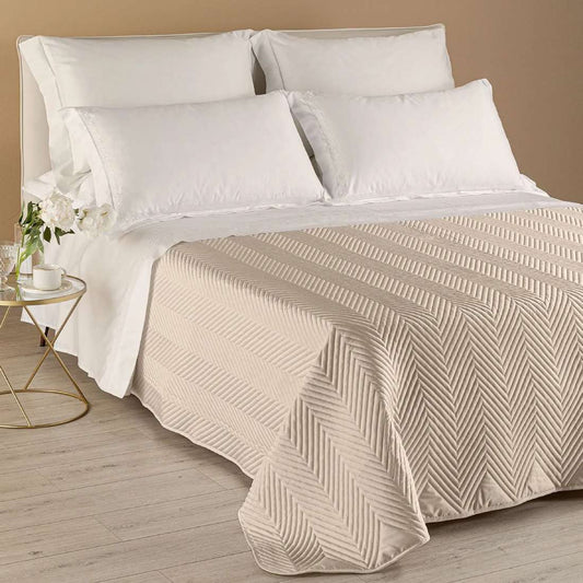 Trapuntino matrimoniale Continental Caleffi in raso di puro cotone. Variante di colore sabbia (beige). La trapunta primaverile Continental, in tinta unita, è caratterizzata da una particolare trapuntatura geometrica e moderna, ed è perfetta per essere utilizzata nelle serate primaverili e autunnali.