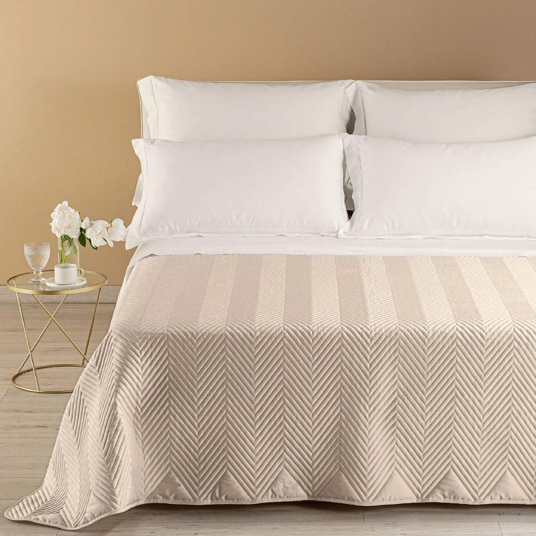 Trapuntino matrimoniale Continental Caleffi in raso di puro cotone. Variante di colore sabbia (beige). La trapunta primaverile Continental, in tinta unita, è caratterizzata da una particolare trapuntatura geometrica e moderna, ed è perfetta per essere utilizzata nelle serate primaverili e autunnali.