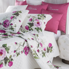 Completo lenzuola matrimoniale Adele di Blumarine, in percalle di puro cotone stampato. Fantasia floreale variante lampone.