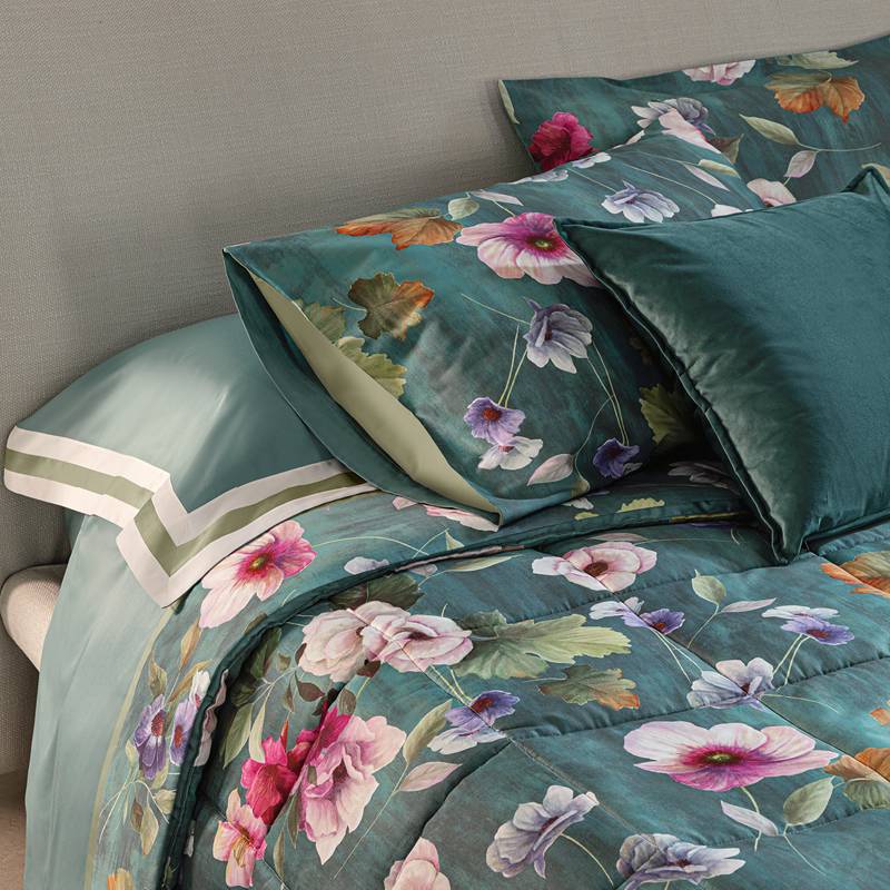 Trapunta invernale matrimoniale Fazzini Velvet in raso di puro cotone. Piumone con fiori rosa e azzurri su fondo verde petrolio