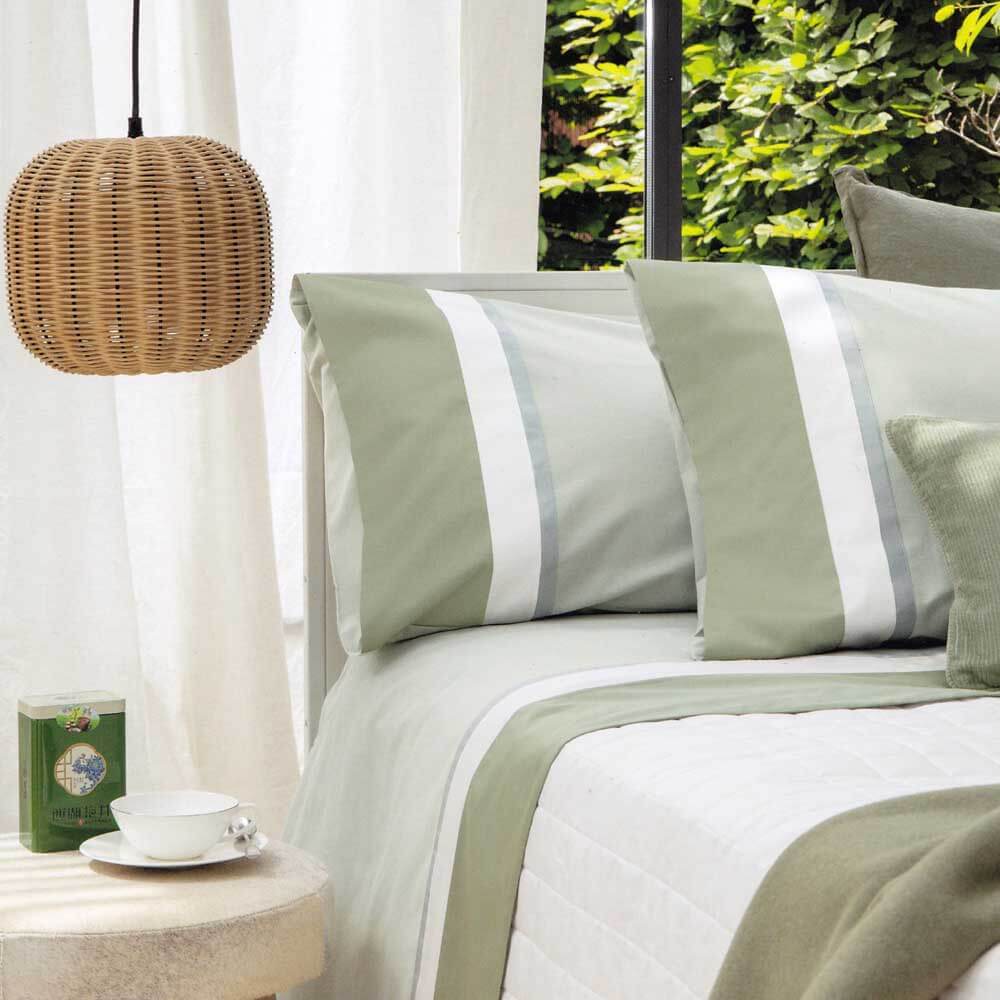 Completo lenzuola Fazzini Soft in flanella di cotone. Le federe e la balza del lenzuolo di sopra presentano tre fascette di colore diverso rispetto al resto del completo. Colore verde-azzurro