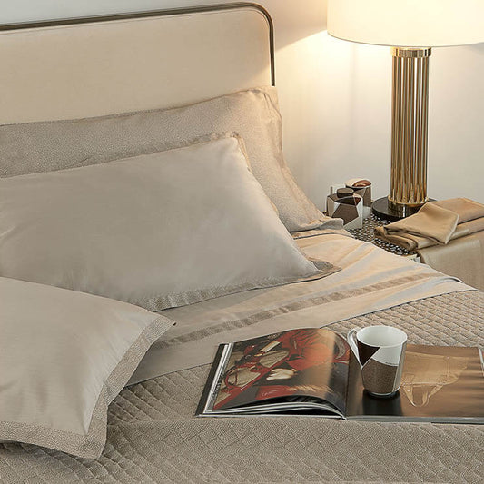 Completo lenzuola matrimoniale Borbonese Minimal in raso di puro cotone. Completo lenzuola Borbonese molto sobrio. Il completo è in raso di puro cotone tinta unita, con la tipica stampa a occhio di pernice che si sviluppa sui volant delle federe e sul risvolto del lenzuolo di sopra.