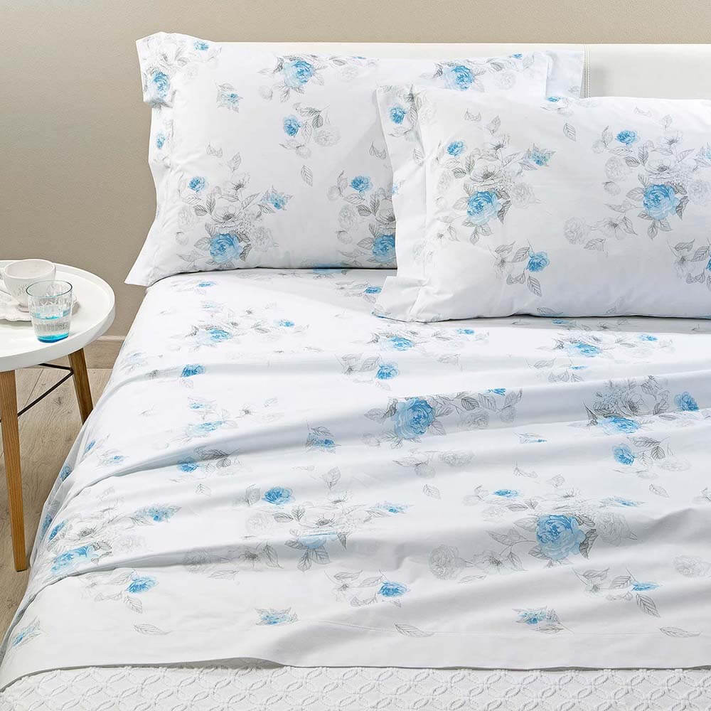Completo lenzuola matrimoniale Caleffi Floreale in percalle di puro cotone. Fantasia floreale con fiori azzurri su fondo chiaro