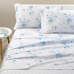 Completo lenzuola matrimoniale Caleffi Floreale in percalle di puro cotone. Fantasia floreale con fiori azzurri su fondo chiaro