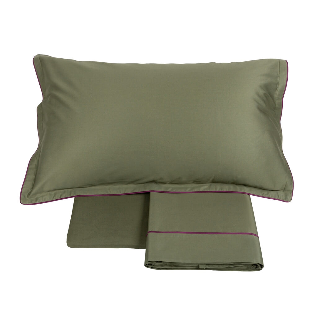 Completo lenzuola matrimoniale Fazzini Deal, in raso di puro cotone tinta unita. Colore di fondo verde cactus, bordi viola prugna
