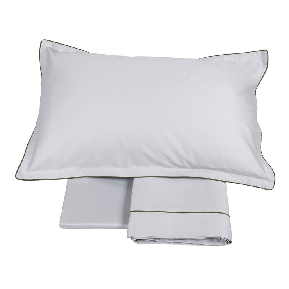 Completo lenzuola matrimoniale Fazzini Deal, in raso di puro cotone tinta unita. Colore di fondo grigio perla, bordi verde cactus.