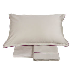 Completo lenzuola matrimoniale Fazzini Deal, in raso di puro cotone tinta unita. Colore di fondo grigio beige, bordi viola prugna