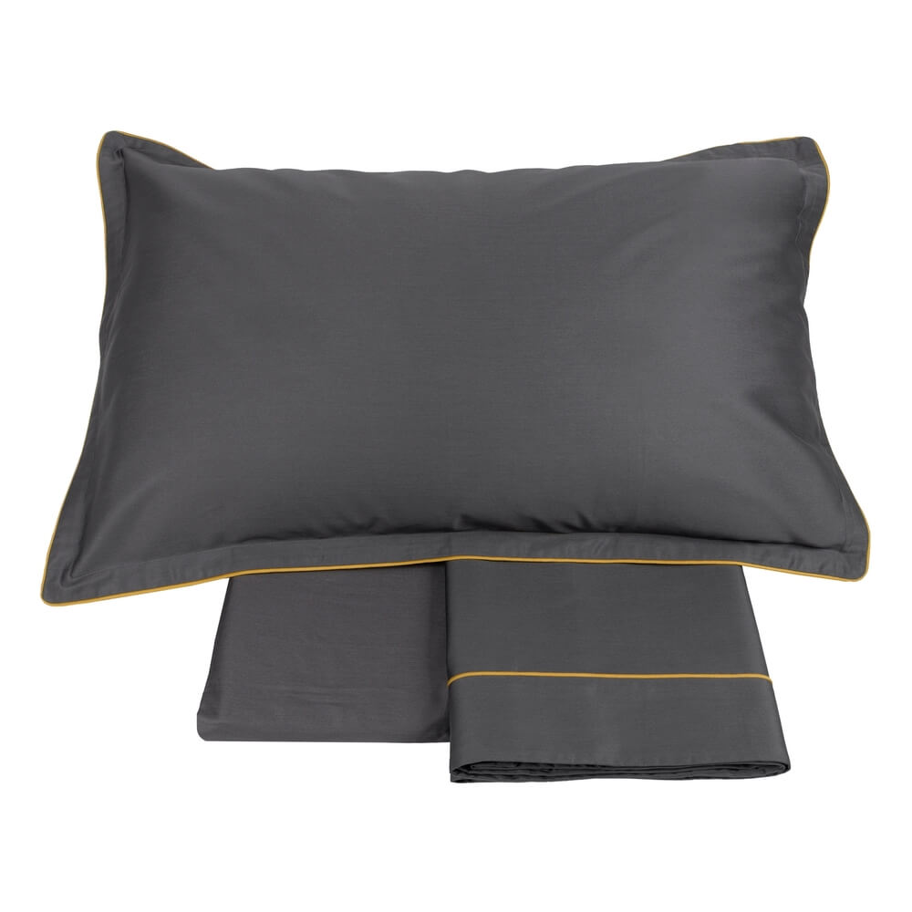 Completo lenzuola matrimoniale Fazzini Deal, in raso di puro cotone tinta unita. Colore di fondo grigio piombo, bordi giallo ocra