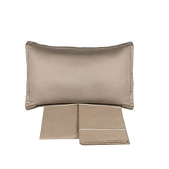 Completo lenzuola matrimoniale Fazzini Deal, in raso di puro cotone tinta unita. Colore di fondo sasso/tortora, bordi bianchi