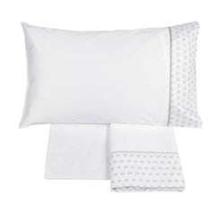 Completo lenzuola matrimoniale Fazzini Cristalli in percalle e raso di puro cotone. Lenzuola tinta unita con balza e bordi ricamati. variante bianco.