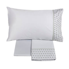 Completo lenzuola matrimoniale Fazzini Cristalli in percalle e raso di puro cotone. Lenzuola tinta unita con balza e bordi ricamati. variante grigio.