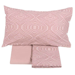 Completo lenzuola matrimoniale Fazzini Plops in flanella di puro cotone. Le federe e il lenzuolo di sopra sono caratterizzate da una fantasia geometrica e moderna. Il lenzuolo di sotto con gli angoli è in tinta unita. Colore rosa