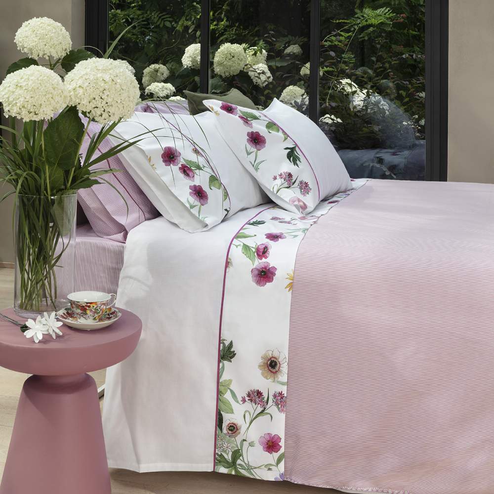 Completo lenzuola matrimoniale Fazzini Aurora, in puro cotone di ottima qualità. Il completo lenzuola Aurora è caratterizzato da una delicata fantasia floreale, che ritroviamo sulle federe e sulla balza del lenzuolo di sopra. Il lenzuolo con angoli presenta invece una fantasia moderna sui del rosa-magnolia.