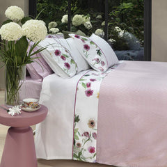 Completo lenzuola matrimoniale Fazzini Aurora, in puro cotone di ottima qualità. Il completo lenzuola Aurora è caratterizzato da una delicata fantasia floreale, che ritroviamo sulle federe e sulla balza del lenzuolo di sopra. Il lenzuolo con angoli presenta invece una fantasia moderna sui del rosa-magnolia.