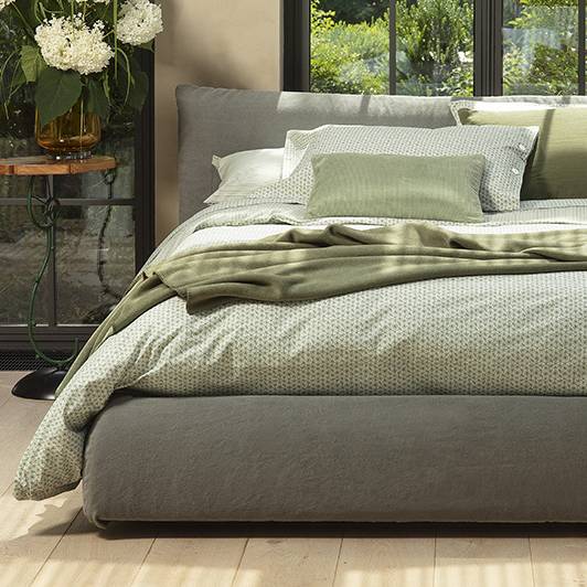 Completo lenzuola matrimoniale Fazzini Carlo, in puro cotone di ottima qualità. Il completo lenzuola Carlo è caratterizzato da un'allegra fantasia geometrica, colore verde.