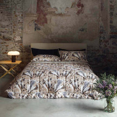 Completo lenzuola e piumone matrimoniale Fazzini Splash in percalle di puro cotone. Fantasia in cui figure femminili danno vita a una danza in cui si mescolano elementi grafici e dettagli acquerellati.. Colore rosa e grigio.