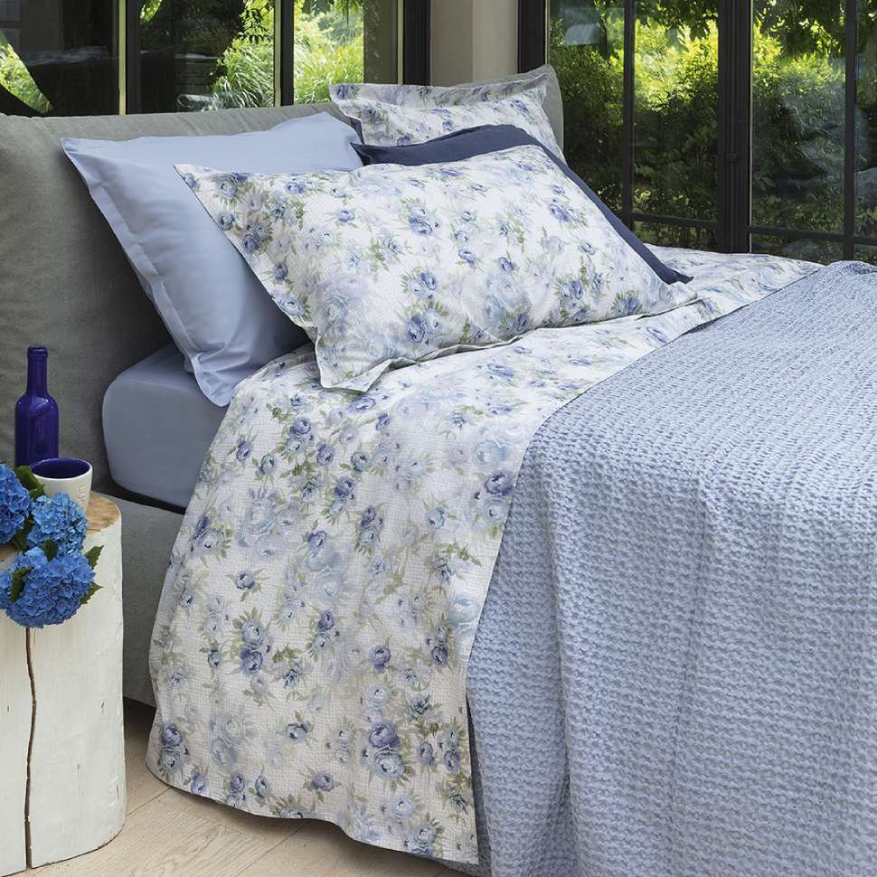 Completo lenzuola matrimoniale Fazzini Botanical, in puro cotone di ottima qualità. Il completo lenzuola Botanical presenta una delicata fantasia con rose azzurre sulle federe e sul lenzuolo di sopra. Il lenzuolo inferiore con angoli invece è in tinta unita. colore azzurro celeste