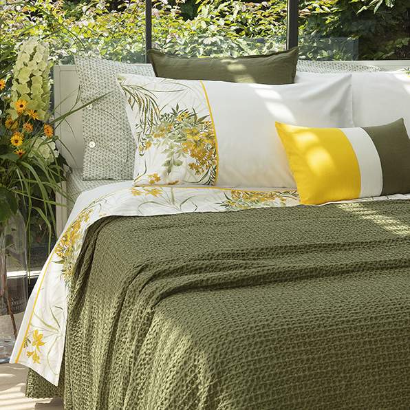 Completo lenzuola matrimoniale Fazzini Cricket, in puro cotone di ottima qualità. Il completo lenzuola Cricket è caratterizzato da una fantasia con fiori gialli, che ritroviamo sulle federe e sulla balza del lenzuolo di sopra. Il lenzuolo con angoli presenta invece una fantasia moderna sui toni del verde.