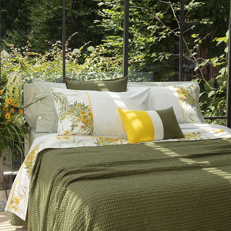 Completo lenzuola matrimoniale Fazzini Cricket, in puro cotone di ottima qualità. Il completo lenzuola Cricket è caratterizzato da una fantasia con fiori gialli, che ritroviamo sulle federe e sulla balza del lenzuolo di sopra. Il lenzuolo con angoli presenta invece una fantasia moderna sui toni del verde.