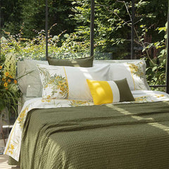 Completo lenzuola matrimoniale Fazzini Cricket, in puro cotone di ottima qualità. Il completo lenzuola Cricket è caratterizzato da una fantasia con fiori gialli, che ritroviamo sulle federe e sulla balza del lenzuolo di sopra. Il lenzuolo con angoli presenta invece una fantasia moderna sui toni del verde.