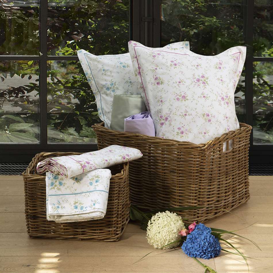 Completo lenzuola matrimoniale Fazzini Sevres, in puro cotone di ottima qualità. Il completo lenzuola Sevres presenta una delicata fantasia floreale sulle federe e sul lenzolo di sopra. Il lenzuolo con angoli invece è in tinta unita. Due varianti di colore: rosa e azzurro.