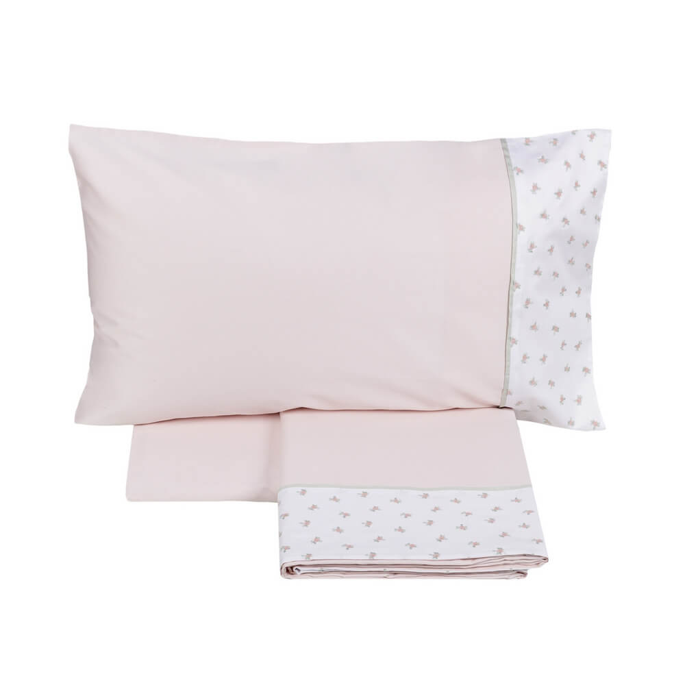 Completo lenzuola matrimoniale Fazzini Spring in raso e percalle di puro cotone. Tinta unita rosa con balza bianca con roselline ricamate. Collezione primavera estate 2022.