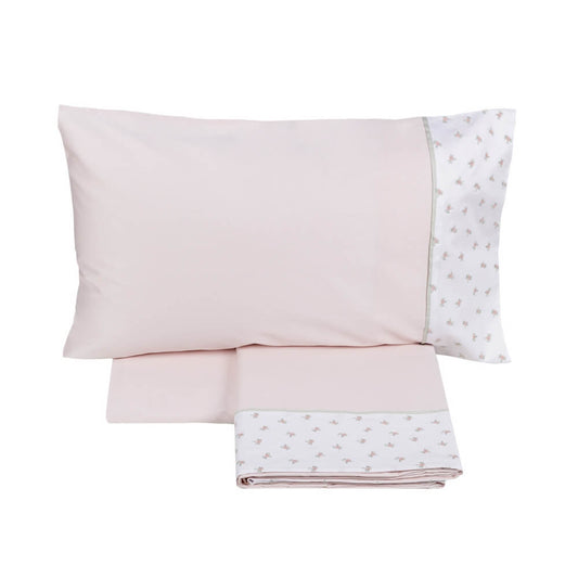 Completo lenzuola matrimoniale Fazzini Spring in raso e percalle di puro cotone. Tinta unita rosa con balza bianca con roselline ricamate. Collezione primavera estate 2022.