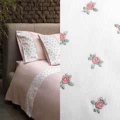 Completo lenzuola matrimoniale Fazzini Spring in raso e percalle di puro cotone. Tinta unita rosa con balza bianca con roselline ricamate. Collezione primavera estate 2022