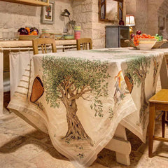 Tovaglia D.O.P. in puro lino stampato con disegno piazzato. Realizzata in Italia da Tessitura Toscana Telerie.Una fantasia unica che racconta il legame con l'ulivo e l'amore per la terra. Fantasia con alberi d'ulivo su fondo beige.