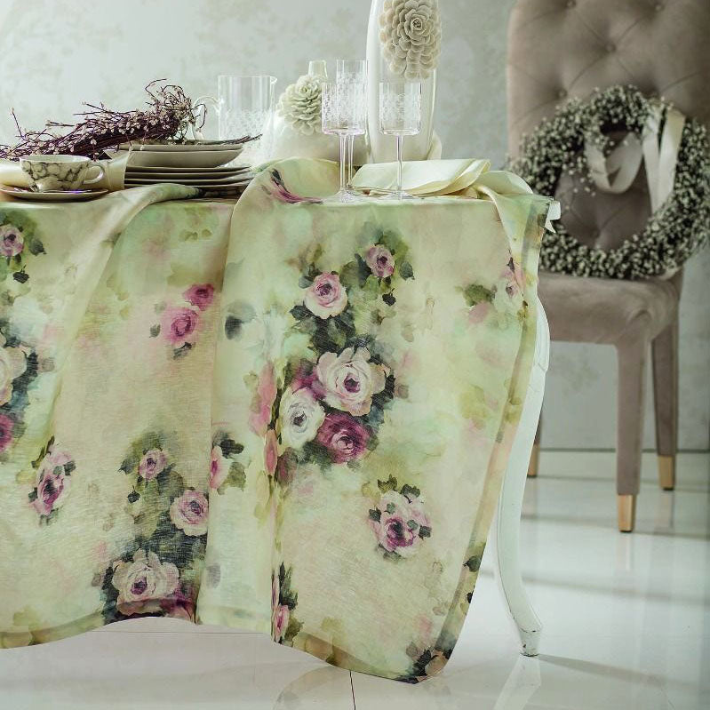Tovaglia Estelle Blumarine in puro lino stampato.
La tovaglia Estelle presenta una romantica fantasia floreale su fondo chiaro.
Misura: Rettangolare x12 (170x270 cm)