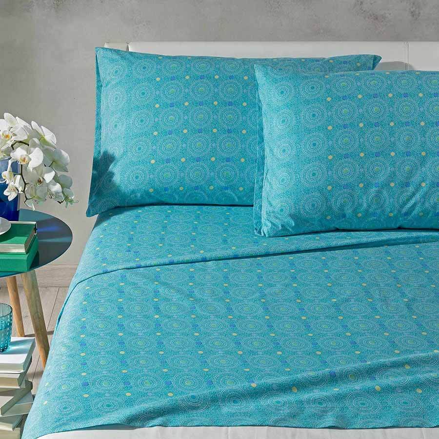 Completo lenzuola Caleffi Perla in puro cotone. Fantasia moderna e colorata, variante turchese. Lenzuola disponibili nella misura per letto singolo, piazza e mezza e alla francese (materasso largo 140 cm).