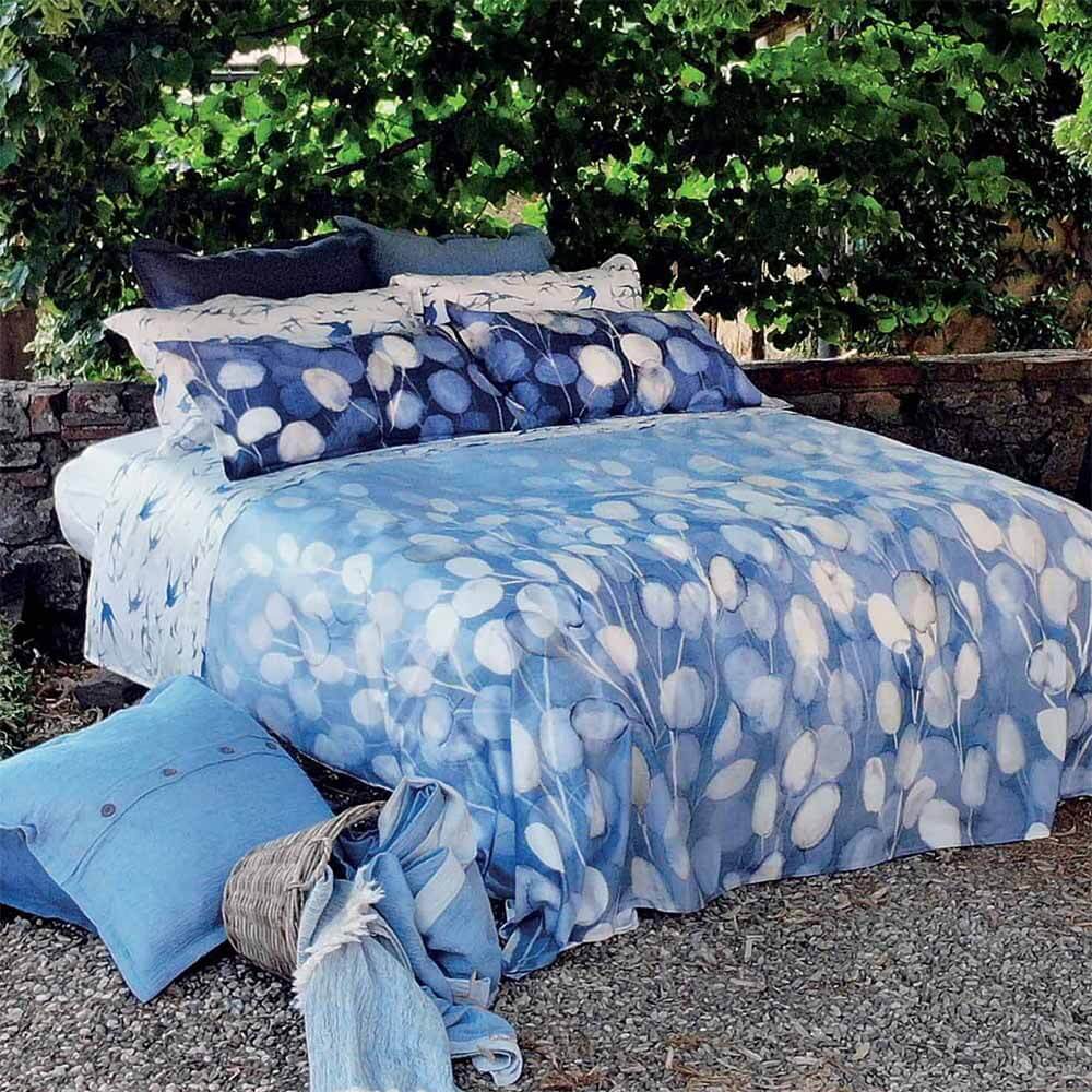 Lenzuolo matrimoniale Blow Rondini tessitura toscana in raso di cotone bianco azzurro