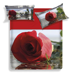 Completo lenzuola copriletto matrimoniale Asca di Miss Terry - Biancaluna in puro cotone. Fantasia floreale con stampa digitale di alta qualità. Lenzuolo con angoli e risvolto color rosso. Fantasia con rosa rossa.