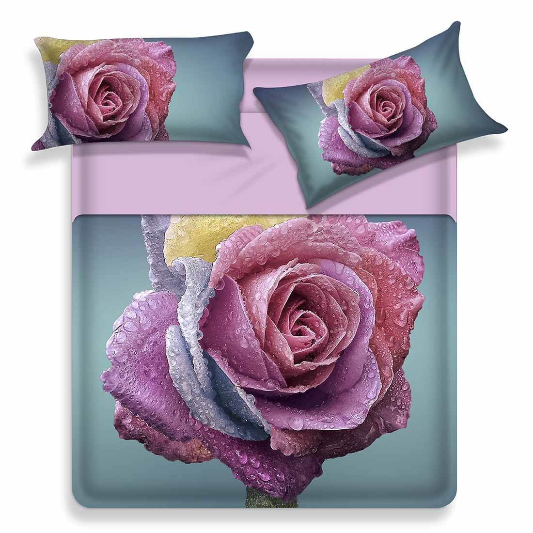 Lenzuolo copriletto matrimoniale Flos di Miss Terry - Biancaluna in puro cotone. Fantasia floreale con stampa digitale di alta qualità. Rosa su fondo azzurro verde