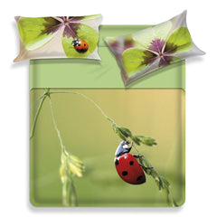 Completo lenzuola copriletto matrimoniale Nara di Miss Terry - Biancaluna in puro cotone. Fantasia floreale con stampa digitale di alta qualità. Fantasia fondo verde con coccinella.