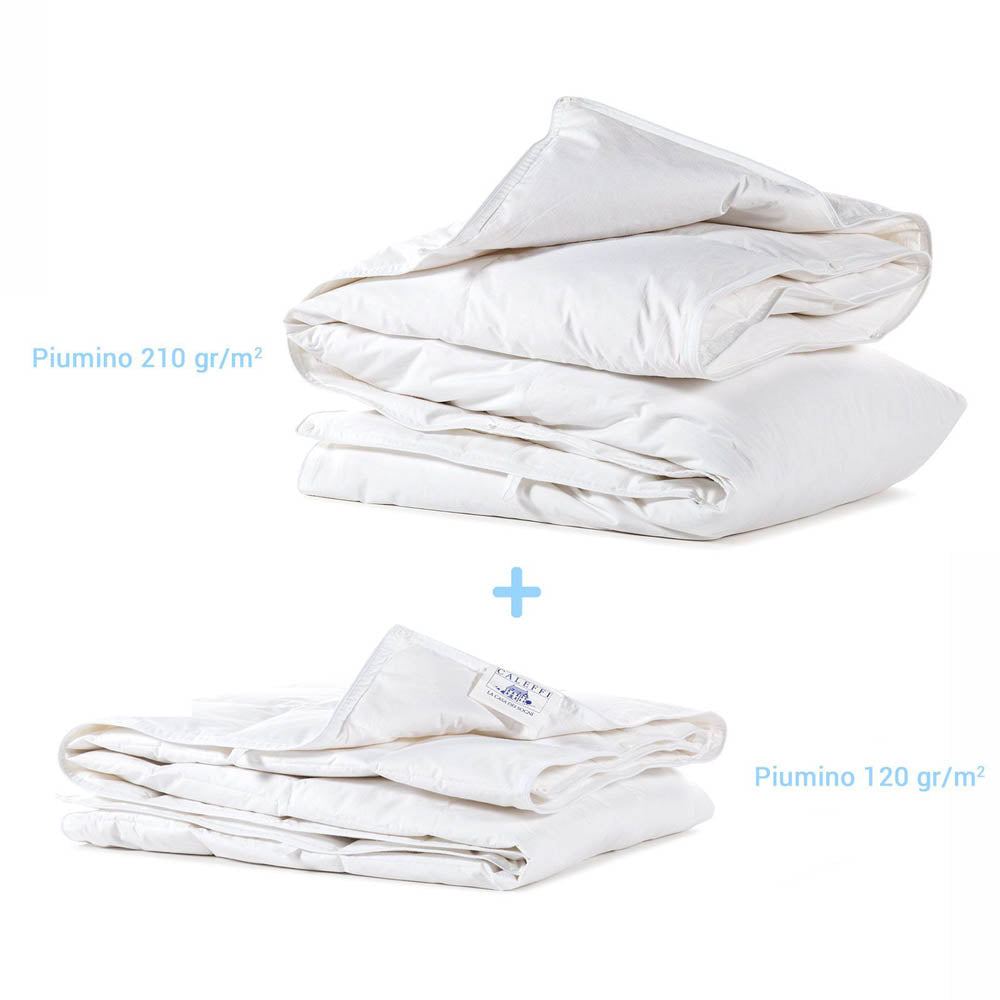 Piumino interno Quattrostagioni Caleffi in piuma d'oca. peso 120 + 210 g/mq. Totale 330 g/mq. Composizione 50% piumino, 50% piumette. Rivestimento in cotone a tenuta piuma. Misura letto singolo e matrimoniale.