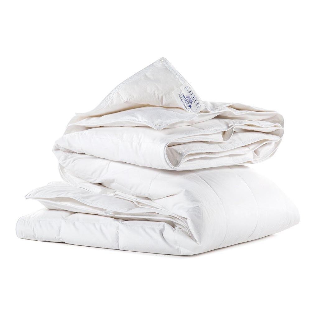 Piumino interno Quattrostagioni Caleffi in piuma d'oca. peso 120 + 210 g/mq. Totale 330 g/mq. Composizione 50% piumino, 50% piumette. Rivestimento in cotone a tenuta piuma. Misura letto singolo e matrimoniale.