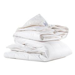 Piumino interno Quattrostagioni Caleffi in piuma d'oca. peso 120 + 210 g/mq. Totale 330 g/mq. Composizione 50% piumino, 50% piumette. Rivestimento in cotone a tenuta piuma. Misura letto singolo e matrimoniale.