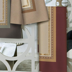 Runner Borbonese Posh in puro cotone. Variante di colore bordeaux. Corsia dalla fantasia moderna in cui la tipica stampa Borbonese a occhio di pernice è incorniciata da una catenina dorata recante il logo Borbonese. La parte esterna riprende la stessa fantasia nella colorazione bordeaux.