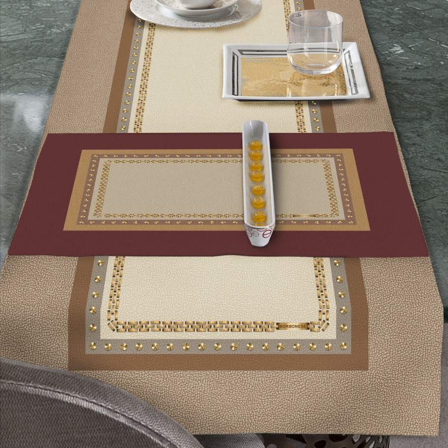 Runner Borbonese Posh in puro cotone. Variante di colore bordeaux. Corsia dalla fantasia moderna in cui la tipica stampa Borbonese a occhio di pernice è incorniciata da una catenina dorata recante il logo Borbonese. La parte esterna riprende la stessa fantasia nella colorazione bordeaux.