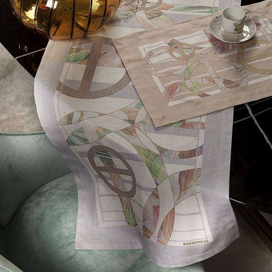 Runner Borbonese Liberty in puro cotone. Corsia dalla fantasia moderna, con cornice nella classica fantasia Borbonese a occhio di pernice e parte centrale con forme di vari colori che si intersecano. Variante grigia.