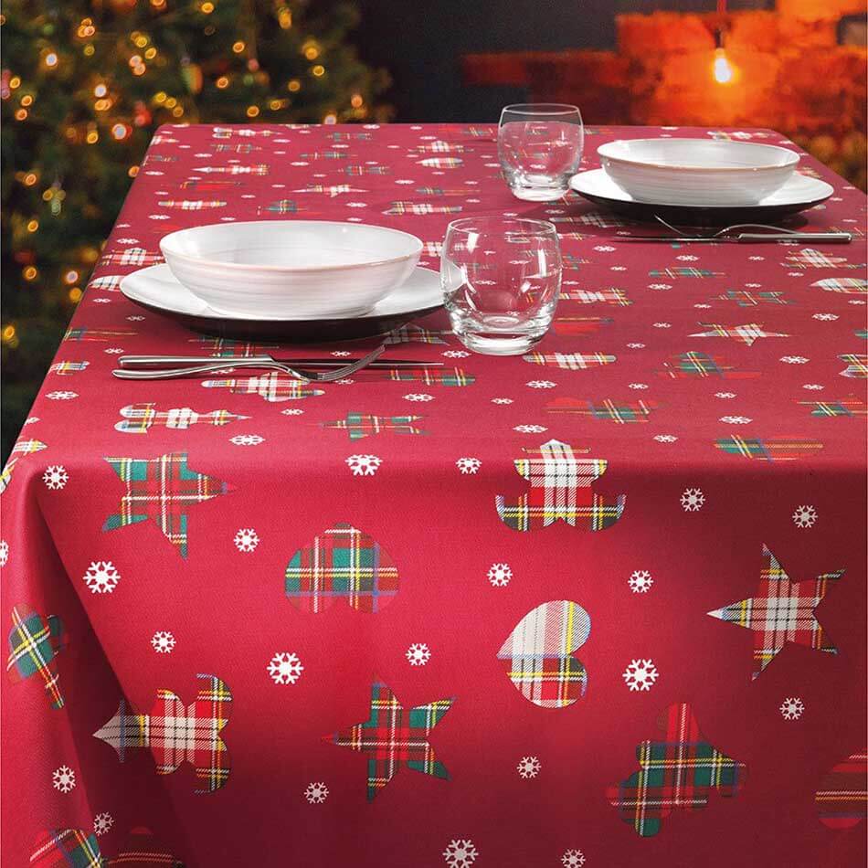 Tovaglia natalizia rettangolare Holly Jolly di Gabel. Fantasia su fondo rosso. Fantasia perfetta per il Natale, con piccoli fiocchi di neve bianchi e varie forme in fantasia scozzese su fondo rosso.