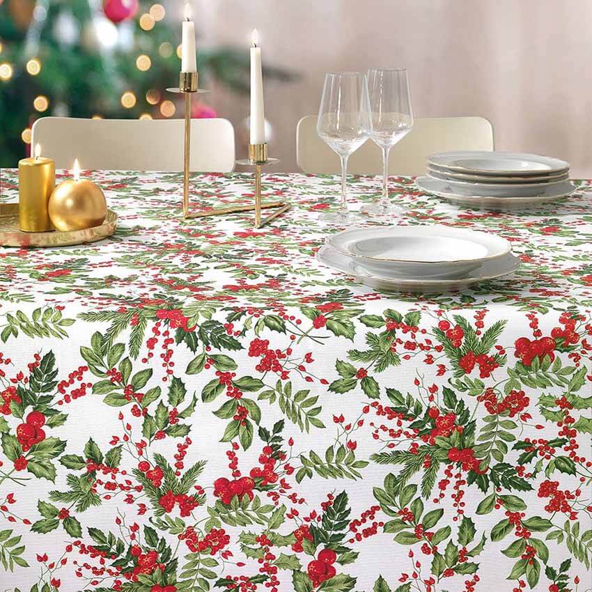 Tovaglia natalizia Holly di Gabel. Stampa digitale su panama di puro cotone.  Fantasia su fondo bianco, con foglie verdi e bacche rosse che richiamano i colori tipici del Natale.