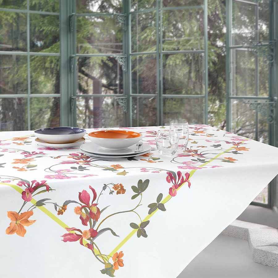 Tovaglia Gabel Iris in panama di puro cotone con stampa digitale. Fantasia floreale dai fiori arancio e dai toni caldi. Disponibile nella misura rettangolare per 6 (150x180 cm) e per 12 persone (150x270 cm).