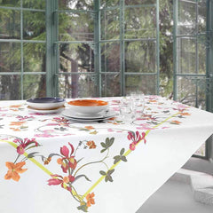 Tovaglia Gabel Iris in panama di puro cotone con stampa digitale. Fantasia floreale dai fiori arancio e dai toni caldi. Disponibile nella misura rettangolare per 6 (150x180 cm) e per 12 persone (150x270 cm).