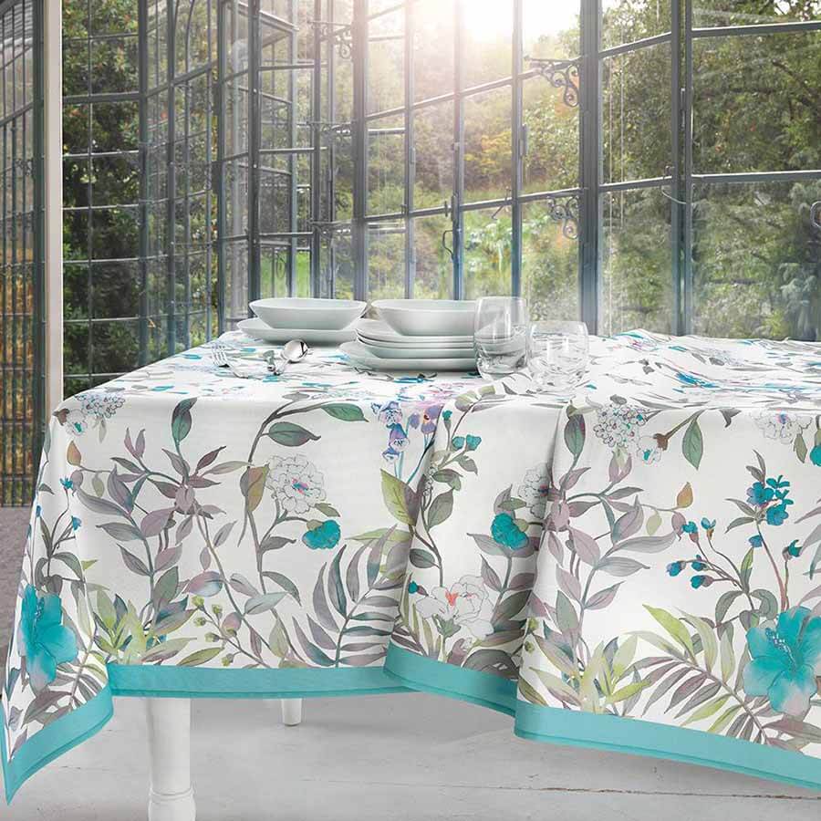 Tovaglia Gabel Soave in panama di puro cotone con stampa digitale. Fantasia floreale dai toni azzurro-verde su fondo panna. Disponibile nella misura rettangolare per 6 (150x180 cm) e per 12 persone (150x270 cm).