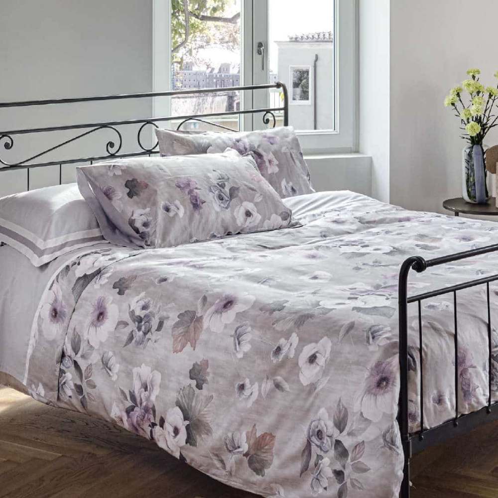 Trapunta invernale matrimoniale Fazzini Velvet in raso di puro cotone. Piumone con fiori chiari su fondo grigio beige